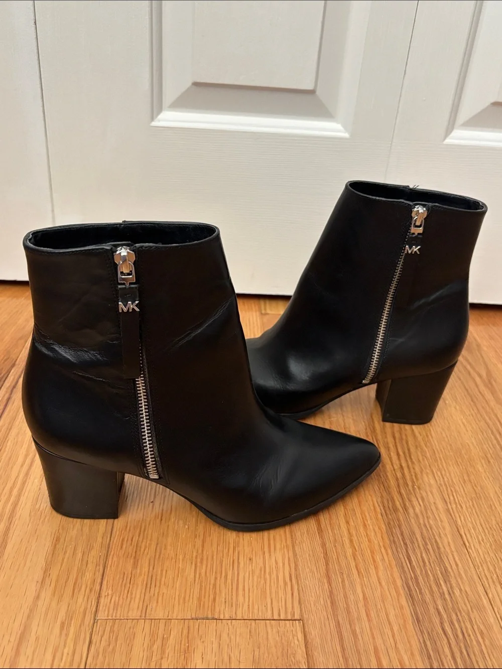 Micheal Kors Black Leather Zip Up Ankle Boots  size 9